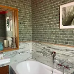 Central Suite Bed&Breakfast לינה וארוחת בוקר